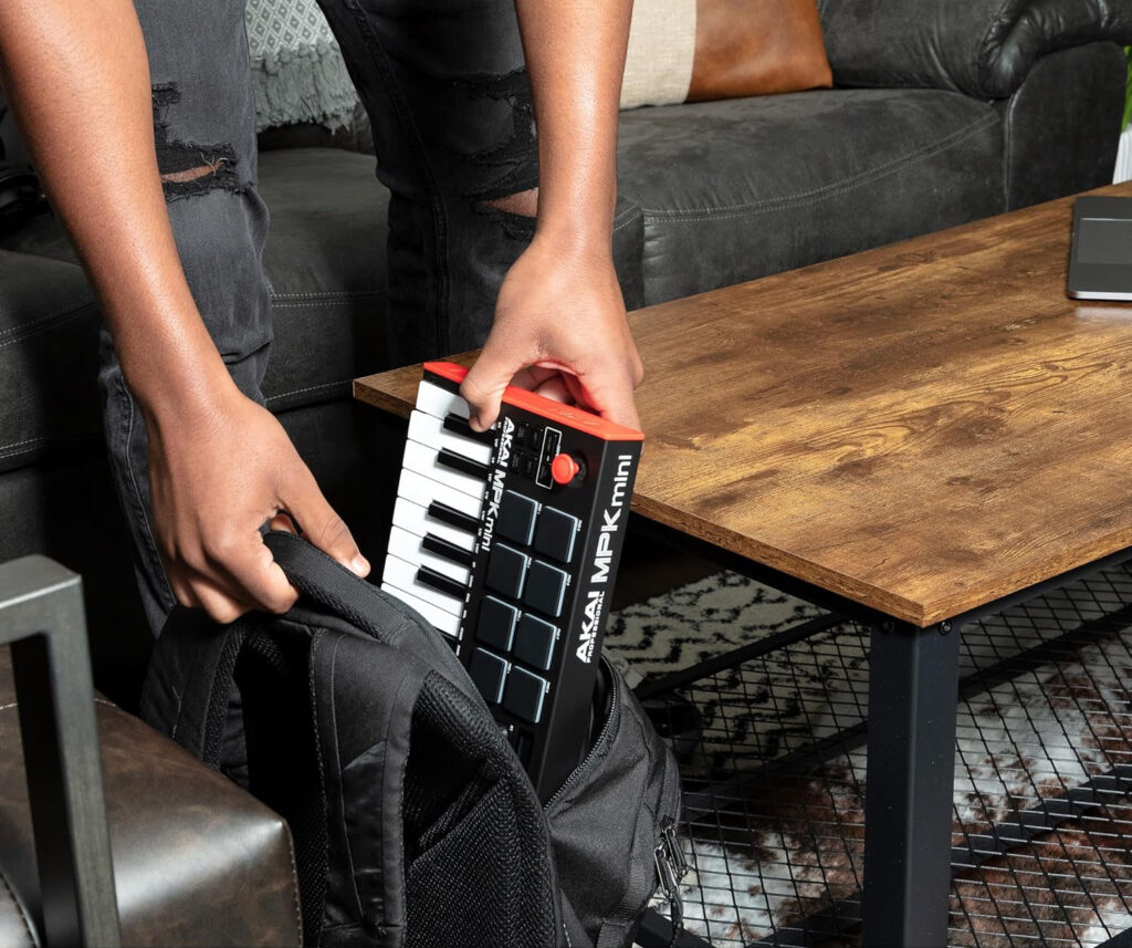 Akai Professional MPK MINI MK3 Person packing into backpack